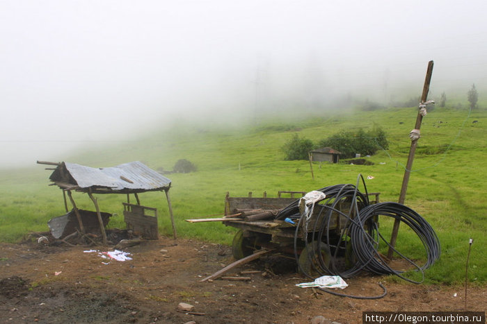 Хозяйство, пока не обволокло туманом надо запомнить что и где лежит... Чунчи, Эквадор