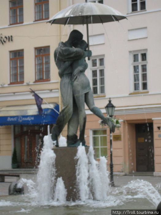 Целующиеся студенты, фонтан Тарту, Эстония