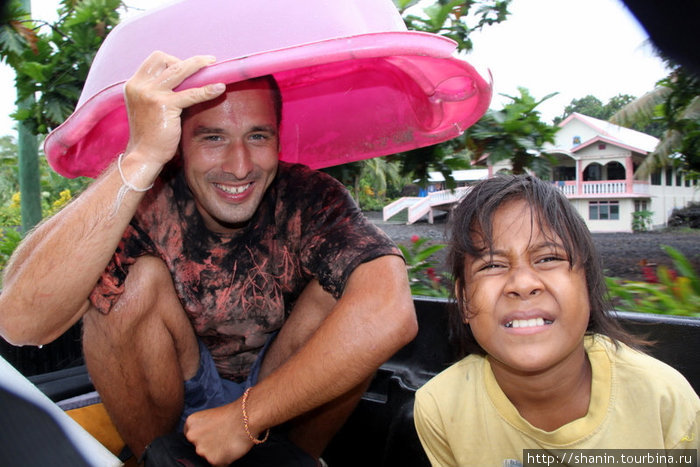 В открытом кузове под дождем Остров Савайи, Самоа