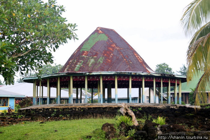Типичный сарайчик. Крыша традиционной формы, но уже не тростниковая, как положено. Остров Савайи, Самоа