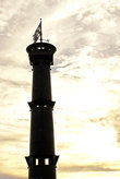 Гранитная колонна в виде маяка с флюгером и указателем Юг-Север наверху.