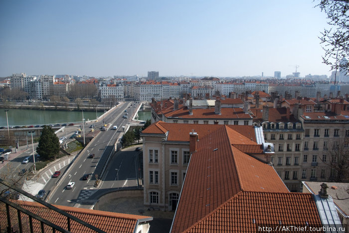 Кто сказал, что только в Чехии оранжево-кирпичные крыши? Лион, Франция