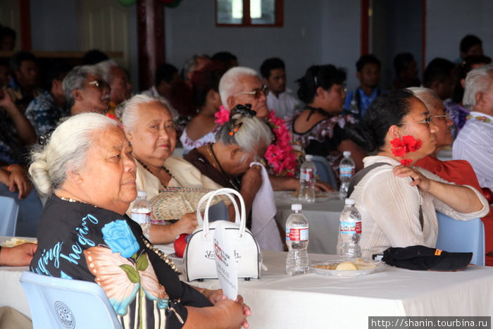 На торжественном мероприятии все чинно сидят за столиками Остров Уполу, Самоа