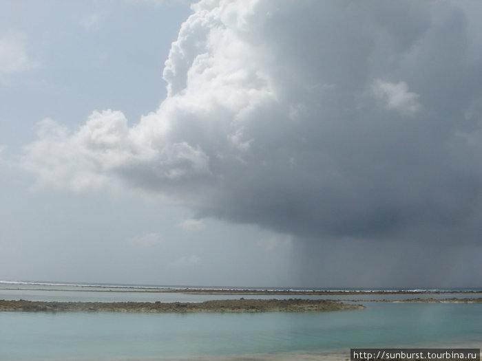 сезон дождей — тропический ливень 30 минут в день Северный Мале Атолл, Мальдивские острова