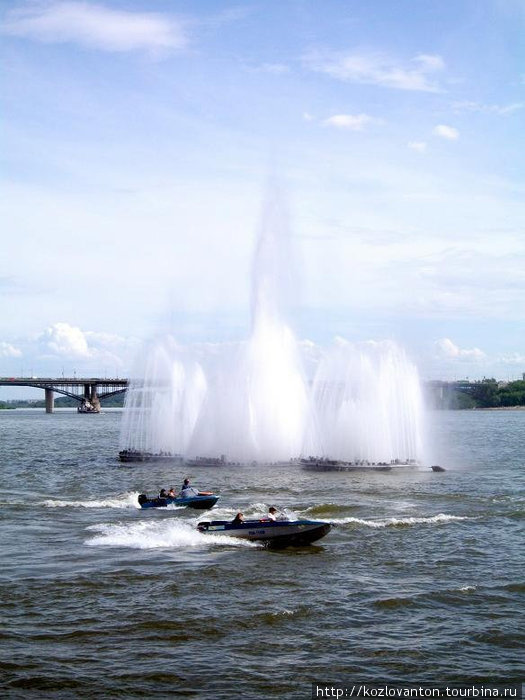 В честь праздника проходят гонки на катерах вокруг фонтана посередине Оби. Новосибирск, Россия