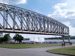 Со строительства железнодорожного моста через Обь и началась история Новосибирска. Старый пролет моста установлен в парке с символичным названием Городское начало.