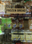 Port Hedland. В магазине продается привозной замороженный хлеб.