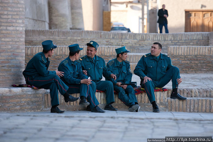 Узбекские охранники. Отличить охранника от милиционера можно по отсутствию жетона. Охрана предложила проехать в памятник архитектуры на машине за символическую плату.