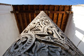 Резьба по дереву — один из видов искусства Хорезма. Повсюду можно увидеть поразительные деревянные колонны и двери, украшенные резьбой.