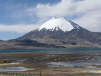 Вулкан Паринакота 6,633м. и лагуна Чунгора 4,400.По вулкану проходит граница с Боливией.
