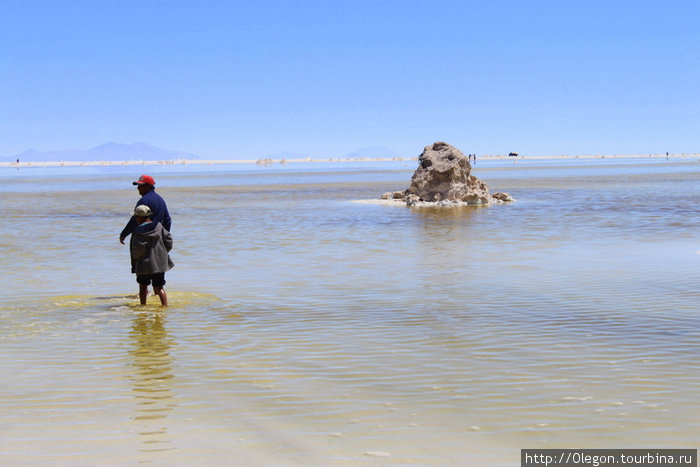 Дождевая вода разливается на высохшем озере ровным слоем Уюни, Боливия