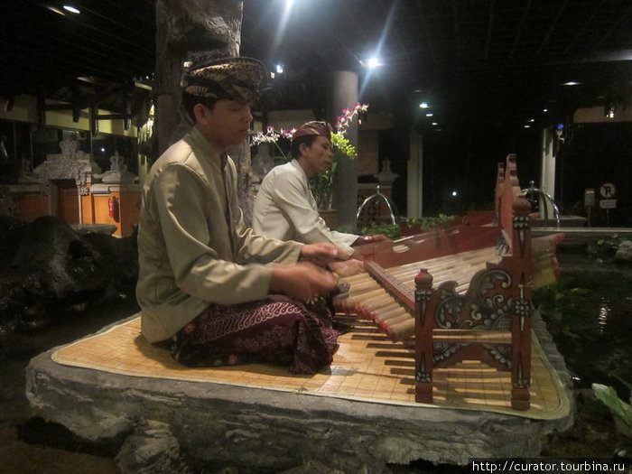Живая музыка в отеле Нуса-Дуа, Индонезия