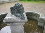 Посреди фонтана уютно устроился лев