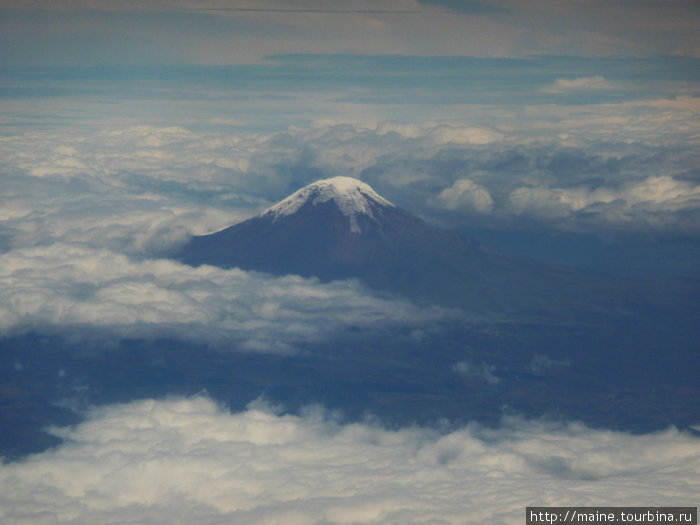 Летим в Лиму над вулканом в Эквадоре.