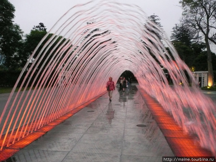 В парке фонтанов в Лиме.Лазерное представление начинается вечером.