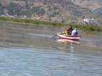 На Титикака на веслах в основном женщины.Мужщины вяжут или думают в это время,как жить дальше.