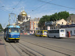 Одесские трамваи хоть и старенькие, но все аккуратно вылизаны и выкрашены, что приятно поразило. С правой стороны — Свято-Пантелеймоновский мужской монастырь.