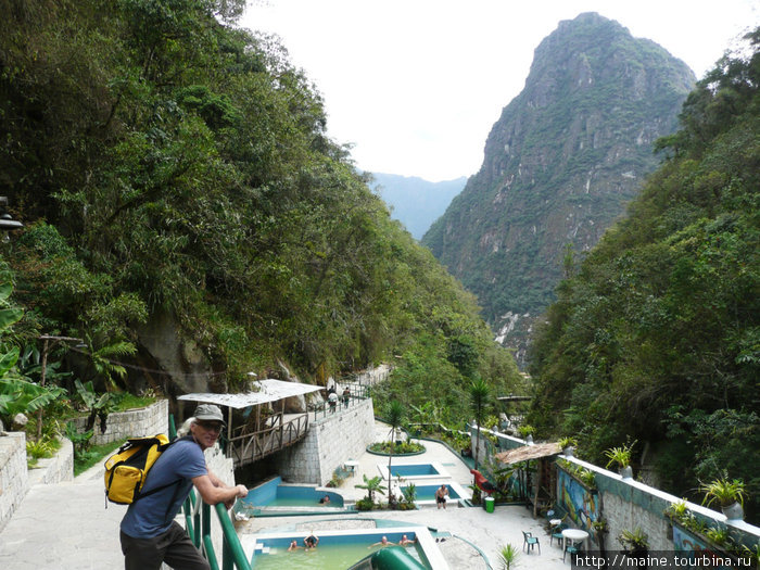Сероводородные термы в Агуас Калиентес с видом на гору  Waynapicchu, за которой Мачу Пикча.