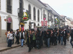 Студенты в Куско символично хоронят городские налоги,которыми правительство обложило жителей города.