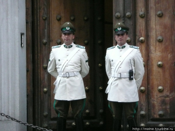 Охрана Президентского дворца Ла Монеда. Сантьяго, Чили