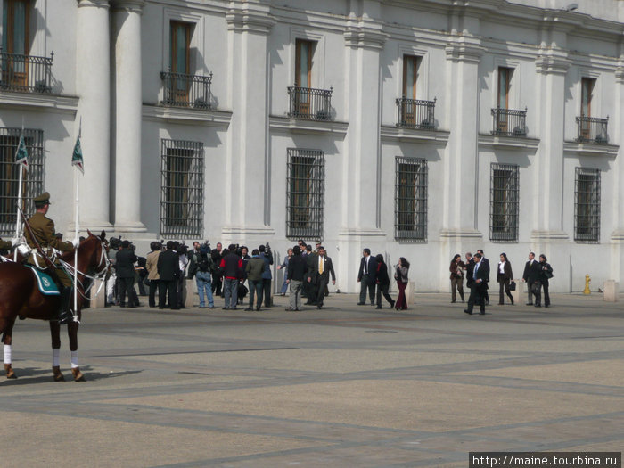 Президент страны (она под третим окном с лева) спешит на работу. Сантьяго, Чили