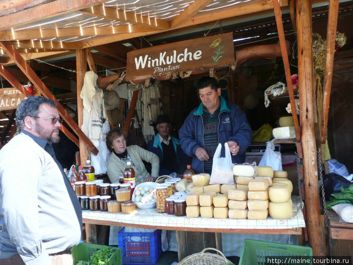 В Виларике на рынке мы загружаемся сырами 4 долл.один.,банками натурального меда -3 долл.
