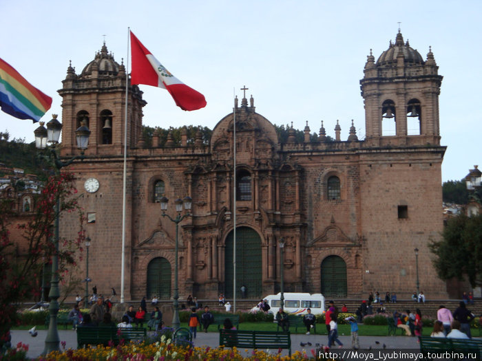 ресторан расположен напротив этого собора Куско, Перу