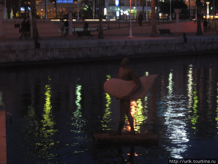 оригинальная скульптура серфингиста — стоит в воде и абсолютно голый Аликанте, Испания