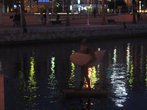 оригинальная скульптура серфингиста — стоит в воде и абсолютно голый