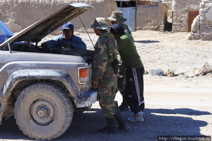 Туристический джип сломался- водители двух джипов принялись за ремонт Департамент Потоси, Боливия