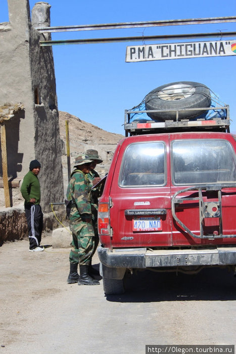Свиду строгие солдаты проверяют документы у каждой подъехавшей машины Департамент Потоси, Боливия