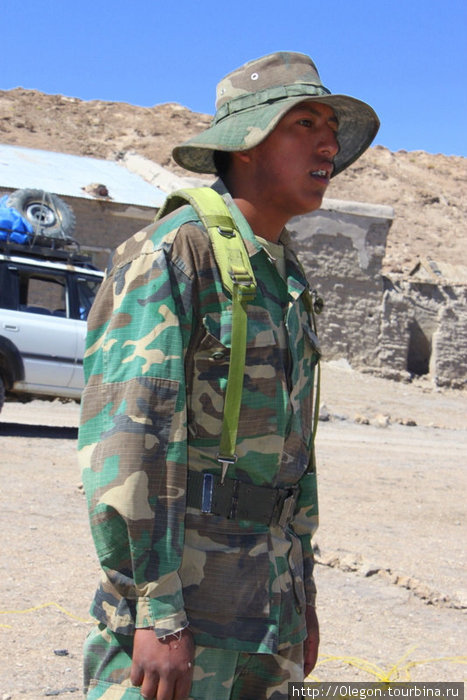 Солдат призадумался, как же развлечь 12 иностранцев, вываливших из двух джипов Департамент Потоси, Боливия