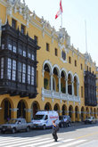 Знаменитые балконы Лимы, надеюсь в центре города домушники не идут на риск...