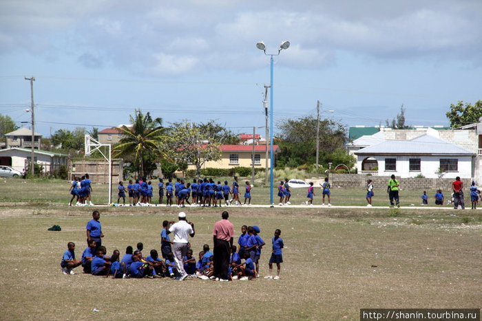 Школьники на поле Ви-Крейн, Барбадос