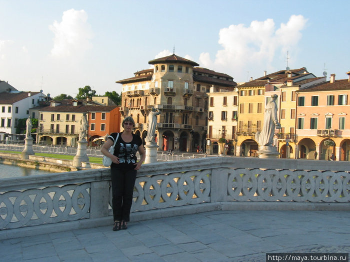 Площадь окружают великолепные дворцы XV — XVII веков Падуя, Италия