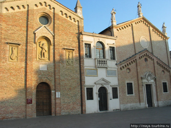 На площади святого дома 14-го века Падуя, Италия