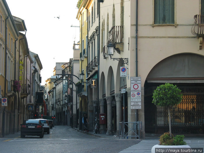 в разные стороны расходятся узкие средневековые улицы, вымощенные неровной брусчаткой Падуя, Италия