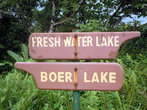 Указатель направлений на два крупнейших озера парка