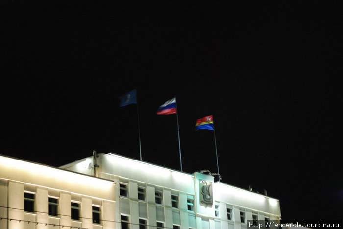 На здании мэрии — флаги Калининграда, России и Калининградской области Калининград, Россия