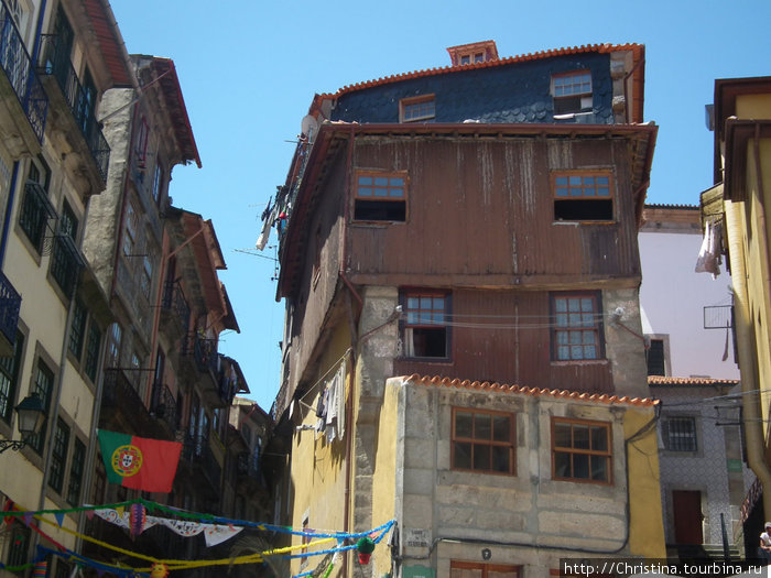 Типичный фасад покинутых домов в Порту.