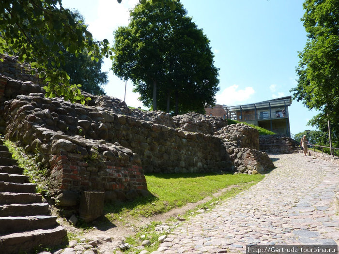 Поднимаемся выше мимо древних стен. На заднем плане видна верхняя станция фуникулера Литва