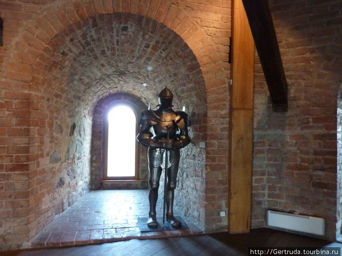 Окно-бойница, толщина стен метра три, и фигура рыцаря кажется маленькой. Литва