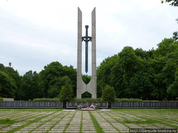 Мемориал советским воинам — меч, опущенный вниз острием, как символ мира. Клайпеда, Литва
