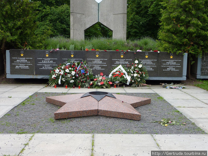 Здесь зажигают огонь в память о погибших воинах. Клайпеда, Литва