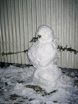 Кто-то ночью втихаря долепил моего снеговика возле отеля!