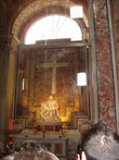 Скульптура Микеланджело теперь за пуленепробиваемым стеклом. Собор Св. Петра. Ватикан.
