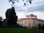 В Минске пока еще мало рекламы,  город похож на Москву 90-х,  это один из его плюсов, поэтому стоит задуматься  и остановится