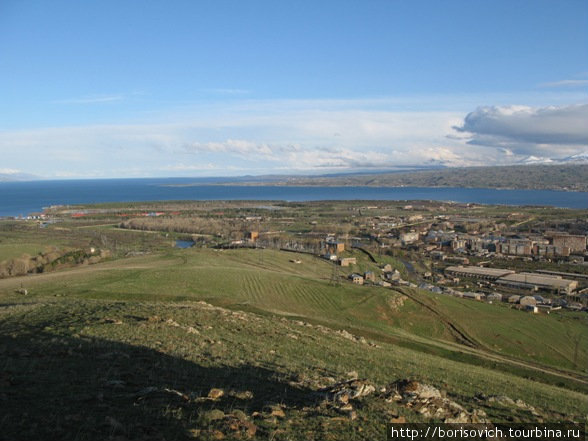 вид на  озеро Севан и городок Севан Севан, Армения