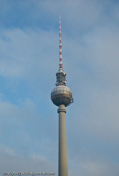 Не хотите отобедать на высоте птичьего полета, при этом обозреть всю круговую панораму Берлина? Телебашня в виде мячика, который крутиться, к Вашим услугам! Берлин, Германия