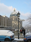 Здание оперы, издалека, осмотр произведу при следующем посещении Берлина. Update от umni_zaza: Это Berliner Dom, кафедральный собор.
